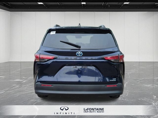 2022 Toyota Sienna LE 8 Passenger