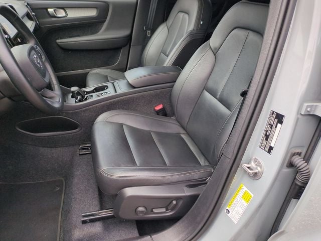 2025 Volvo XC40 B5 Core