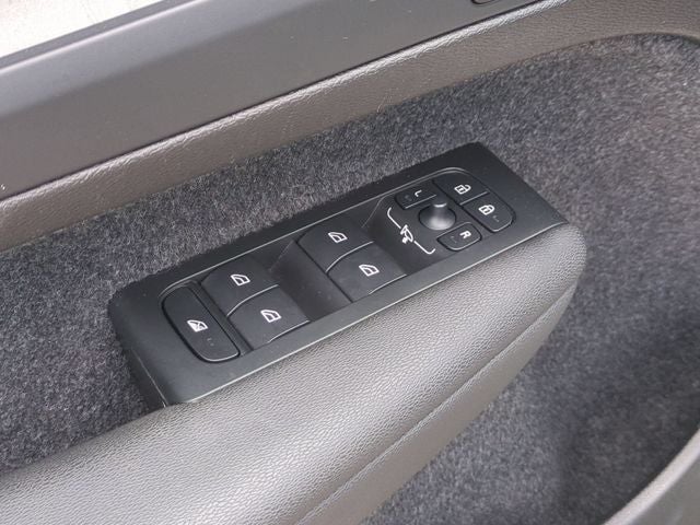 2025 Volvo XC40 B5 Core