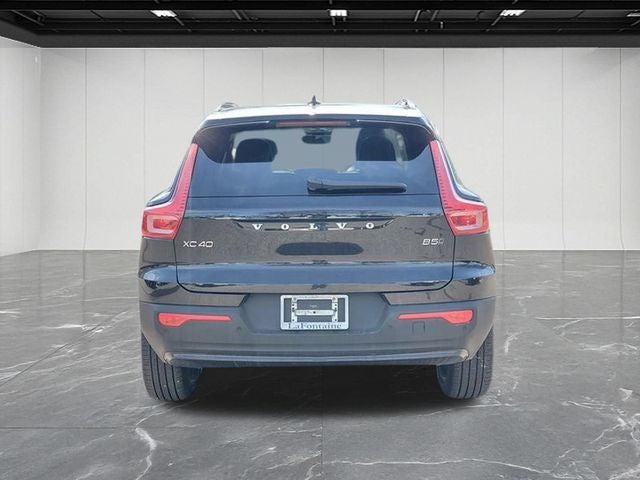 2023 Volvo XC40 B5 Plus Dark Theme