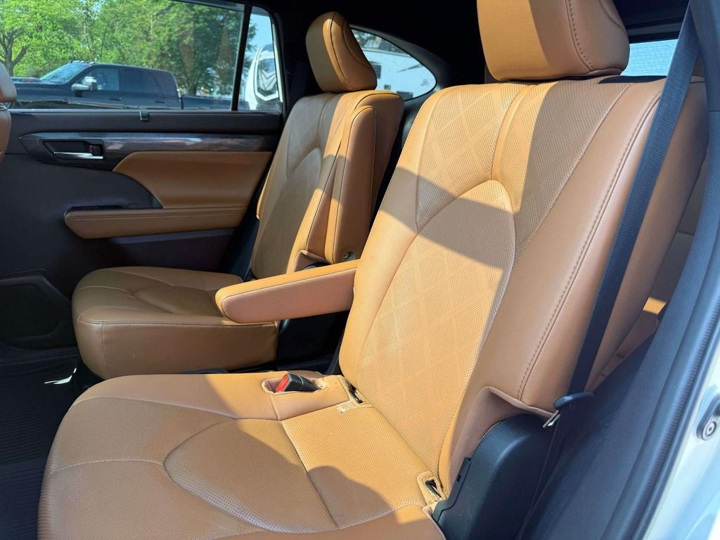 2021 Toyota Highlander Hybrid Platinum