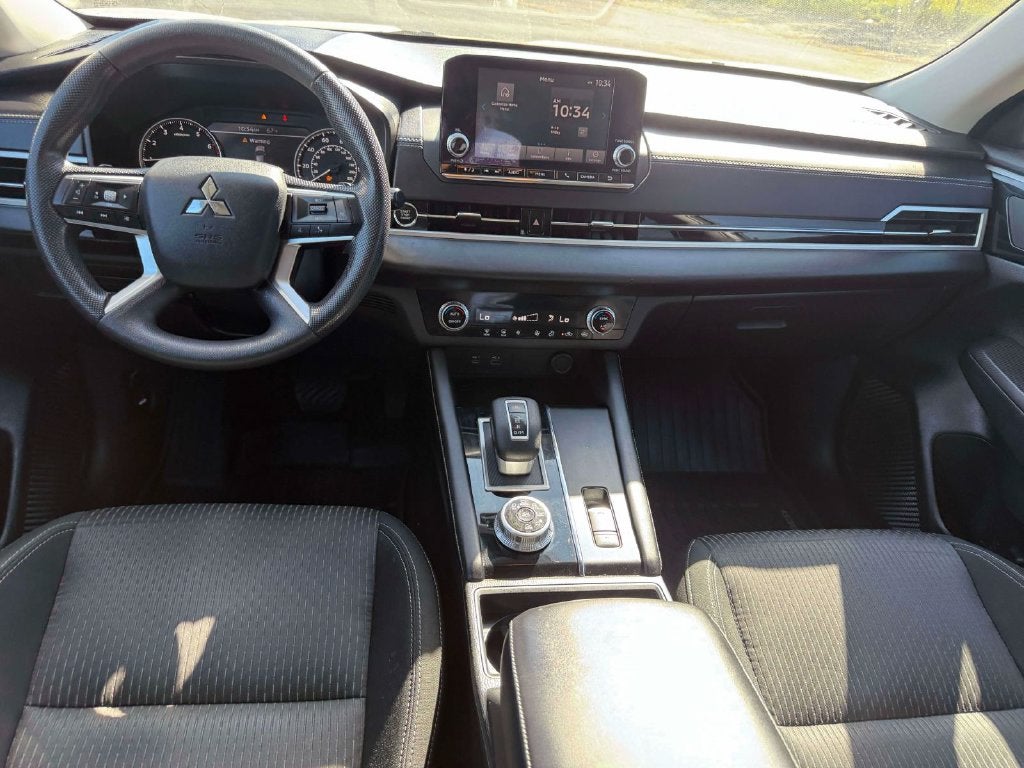2022 Mitsubishi Outlander ES